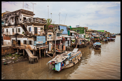 Vietnam - Domy na kůlech podél Mekongu