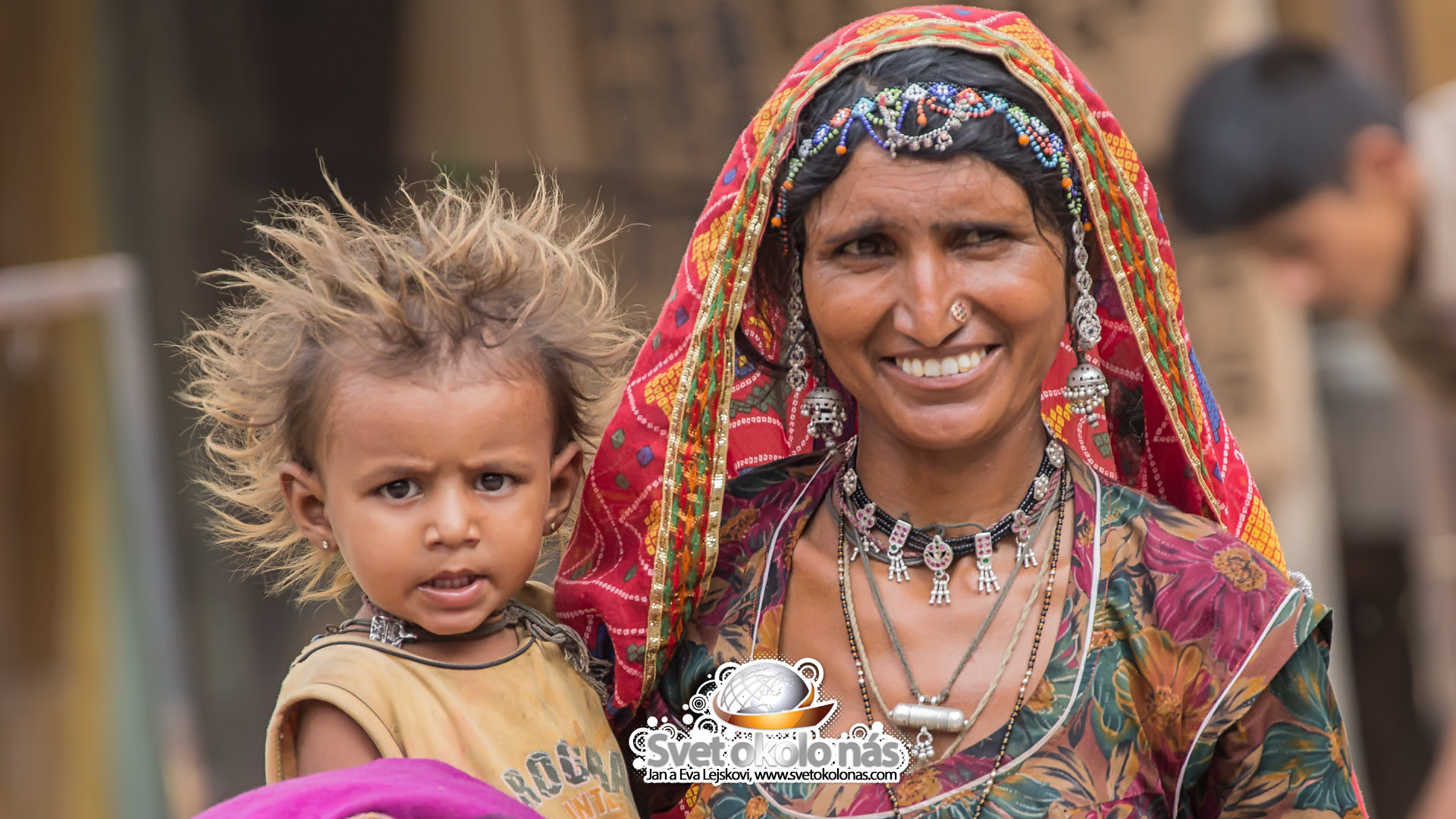Tapeta na plochu, India - Žena s dieťaťom v Jaisalmeri 