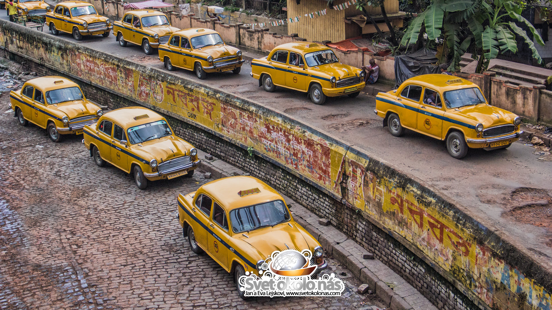 Tapeta na plochu, India - Žlté taxíky Ambassador v Kolkatě