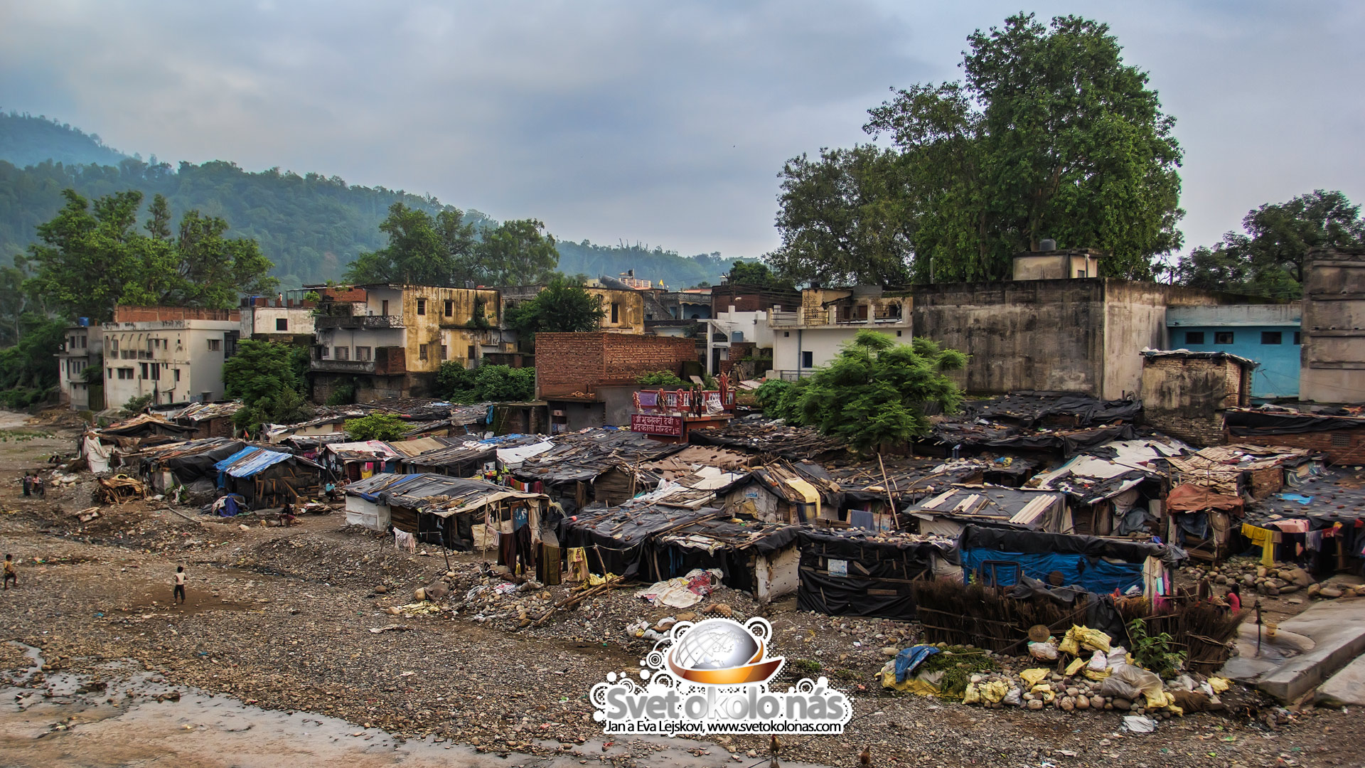 Tapeta na plochu, India - Slumy v Rišikéši